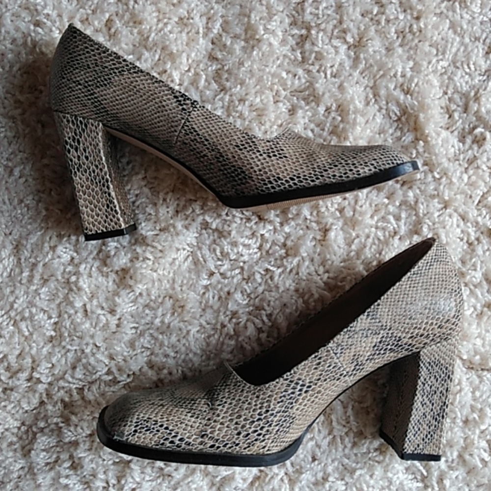 SZ 7 New York Transit Faux Snakeskin Heels